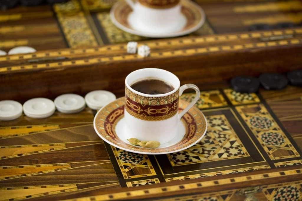 Libanesischer Kaffee – Mokka mit Kardamom in einer kleinen Tasse serviert.