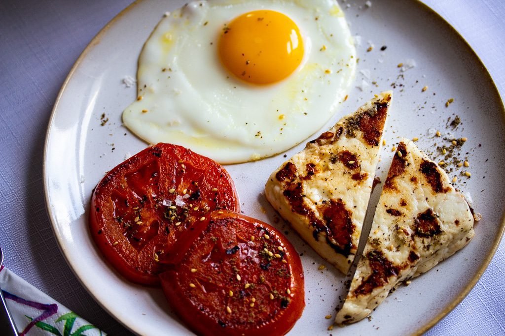 Halloumi Spiegelei gegrillte Tomate Frühstück