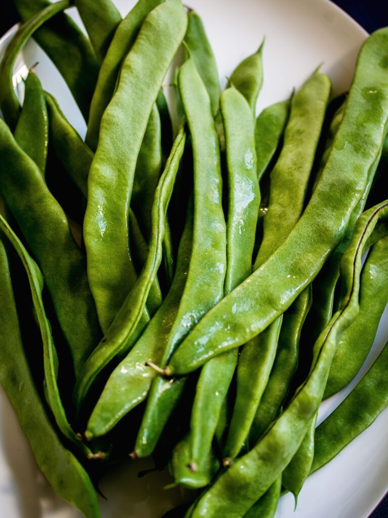 Judías frescas en un plato.