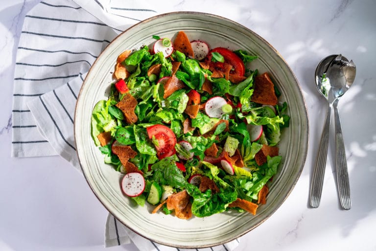 Fattoush: Bunter Salat mit frittiertem Fladenbrot