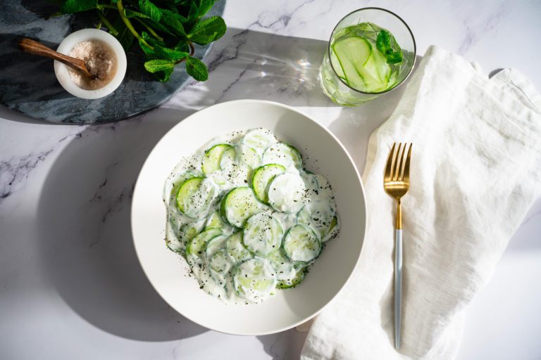 Salade de concombre au yaourt et à la menthe – délicieusement fraîche & crémeuse
