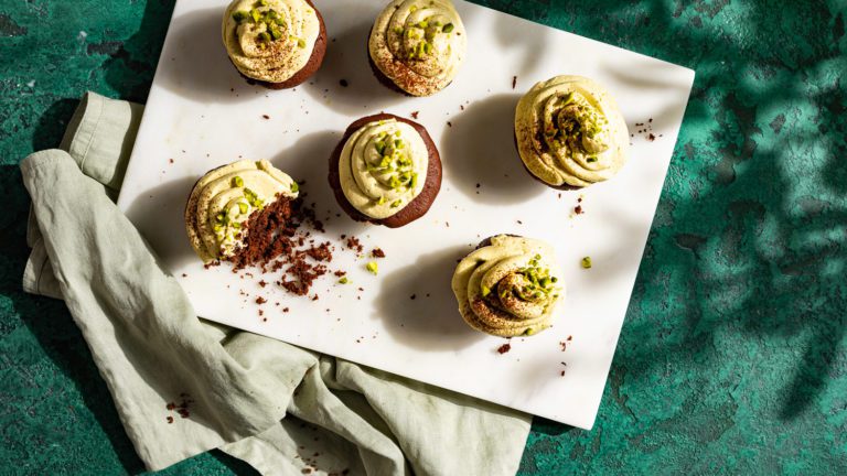 Chocolate muffins with pistachio cream