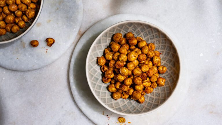 Pois chiches grillés sortis de la friteuse à air chaud et servis dans un petit bol.