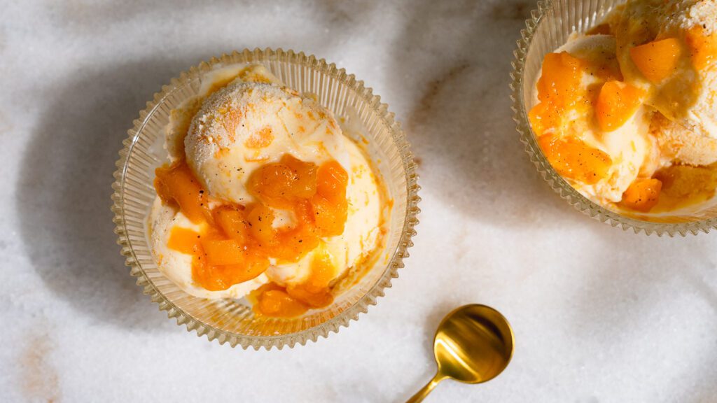 Helado de albaricoque servido con yogur en un cuenco pequeño.