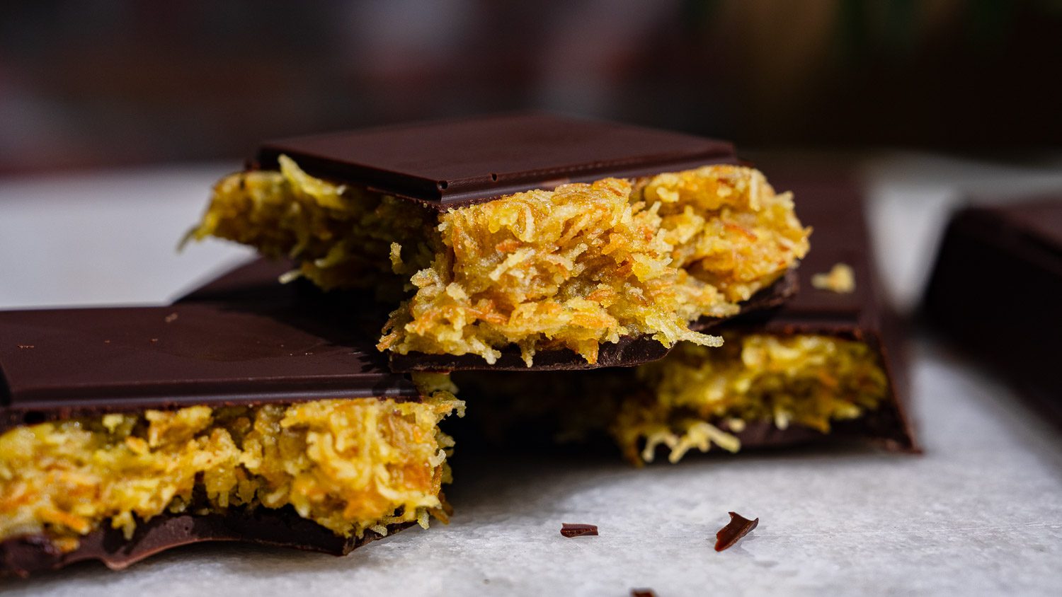 Des chocolats Dubaï cassés sont posés sur une table.