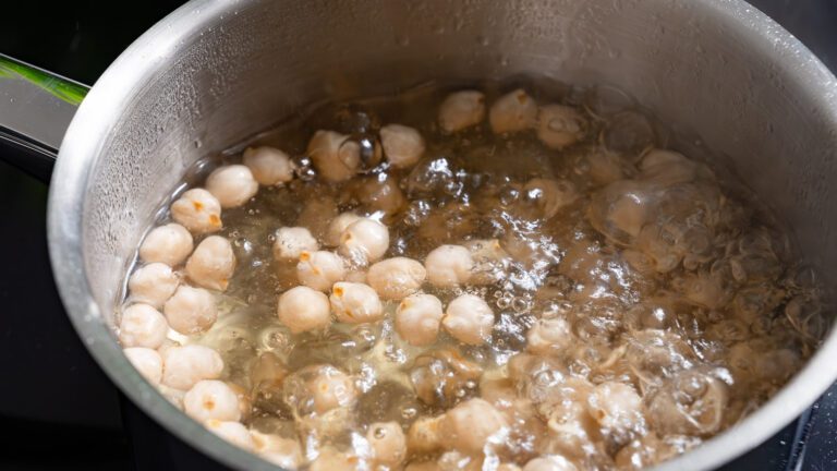 O grão-de-bico é cozinhado numa panela.