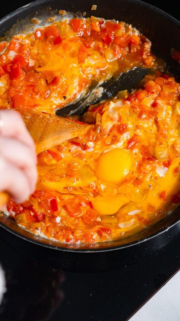 Menemen wird in der Pfanne verrührt.