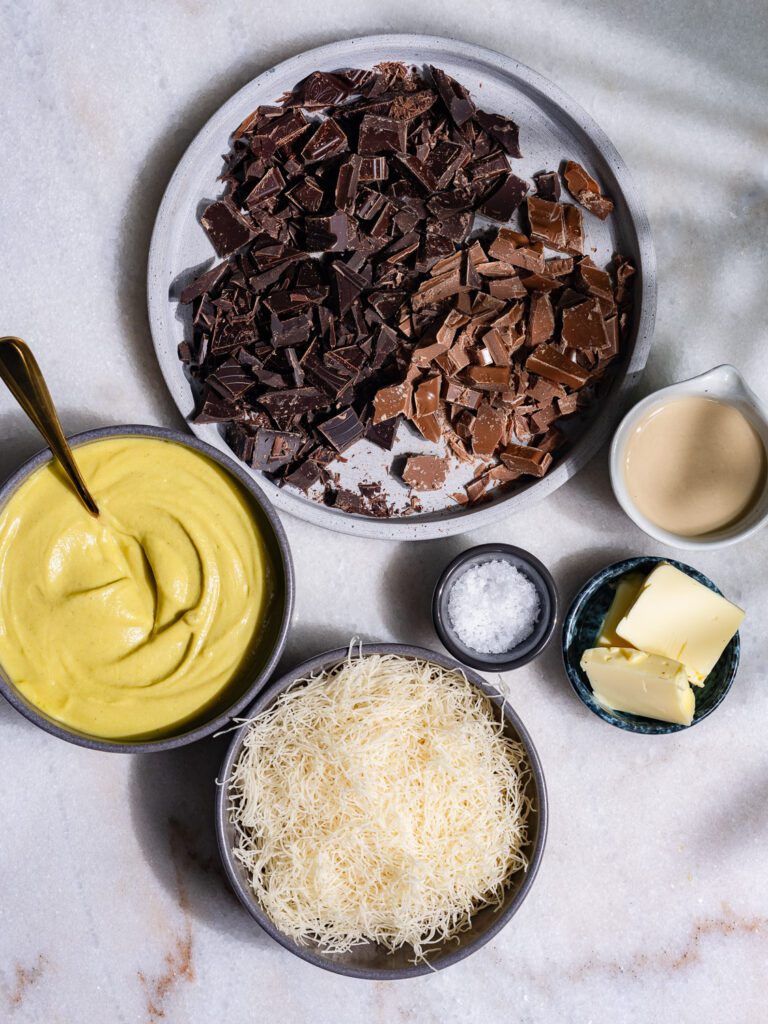 Les ingrédients nécessaires à la fabrication du chocolat Dubaï sont disposés sur une table en marbre.