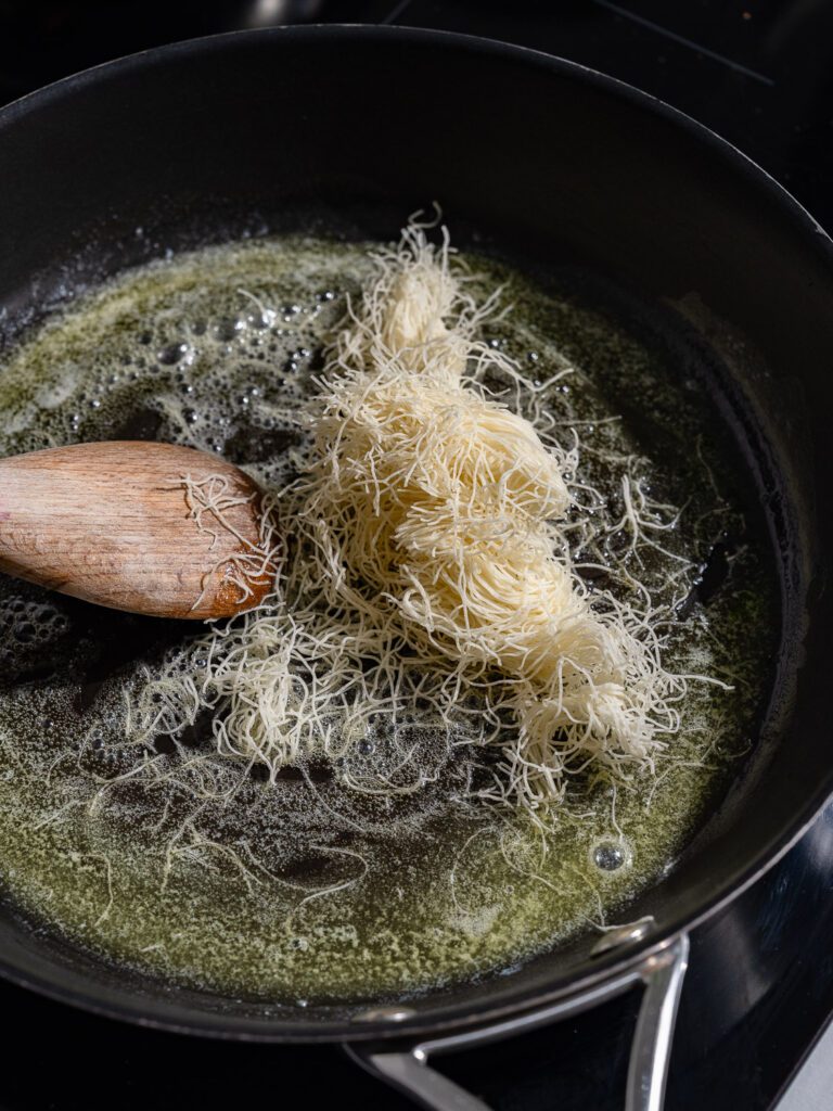 Kadayif wird in Butter angeröstet.